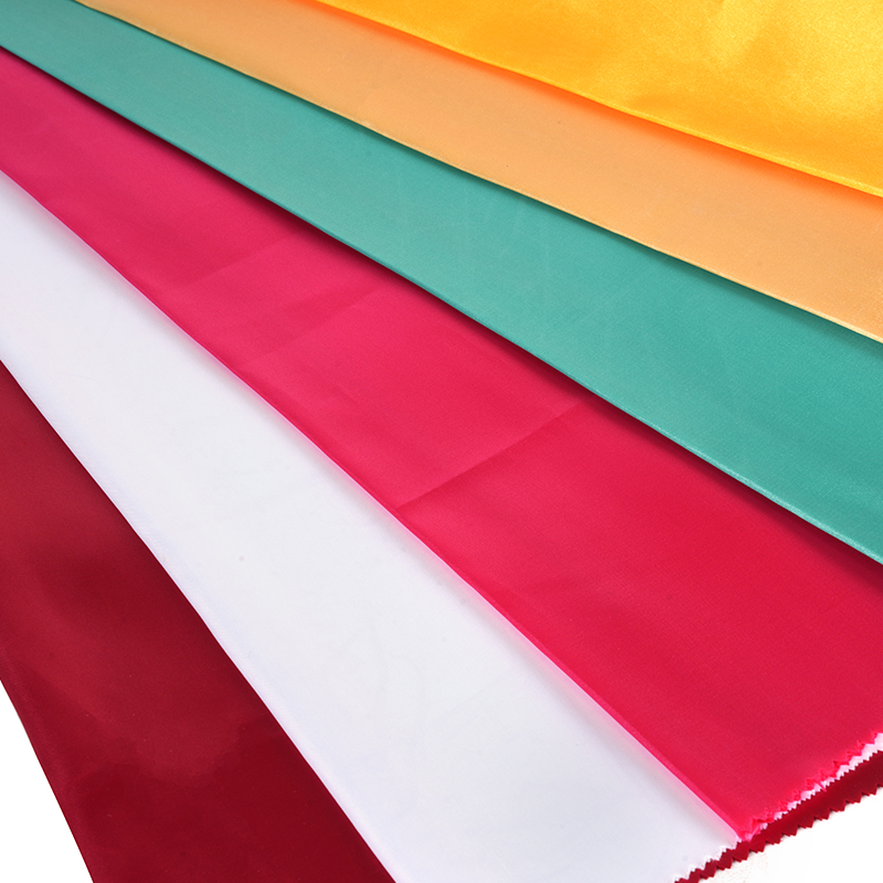 Satin Tidak Berpintal 50/75 Berkilat + Dayung Nipis Pada Fabrik Atas